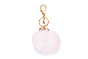 Dettaglio del portachiavi a pompon bianco con corona di strass e gancio dorato lucido
