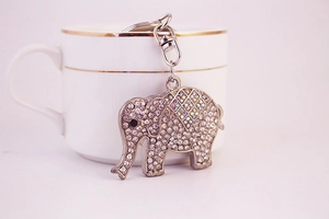 Détail d'un porte-clés éléphant en cristal avec des strass brillants argentés