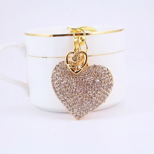 Porte-clés cœur élégant avec strass brillants et détails de rose dorée raffinés