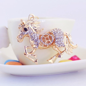 Porte-clés cheval de course plaqué or serti de strass blancs étincelants et brillants