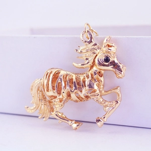 Portachiavi cavallo scheletro in oro lucido con design traforato e zircone nero incastonato