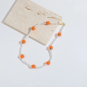 Modeketting met ovale parels en oranje kaki-hanger met een gouden karabijnsluiting