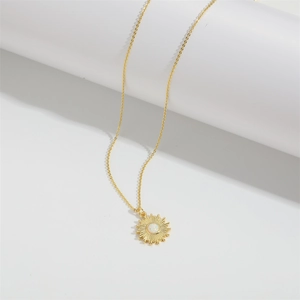 Vue détaillée du pendentif soleil avec centre opale sur une fine chaîne dorée