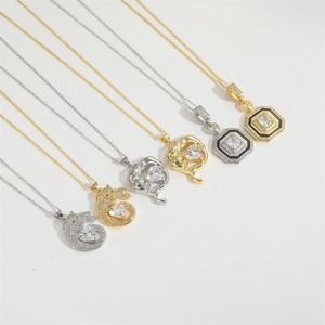 Pendentif léopard élégant avec pavé de zircons et yeux en pierres précieuses vertes