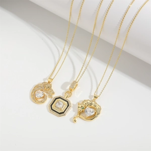 Collier léopard doré avec pierres en zircon et cristal blanc en forme de cœur