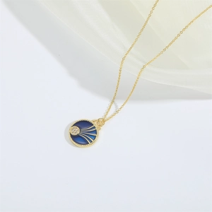 Detailaufnahme eines blauen Emaille-Sonnenanhängers mit Zirkonia an einer goldenen Kette