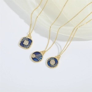 Dreiteiliges vergoldetes Halsketten-Set mit marineblauen Emaille-Anhängern und Zirkonia