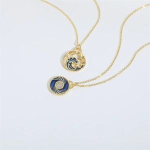 Vintage Goldketten mit blauen Emaille-Sternanhängern und funkelnden Zirkon-Akzenten