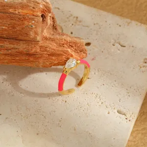 Anillo ajustable de oro con esmalte rosa y circón blanco en forma de gota de agua