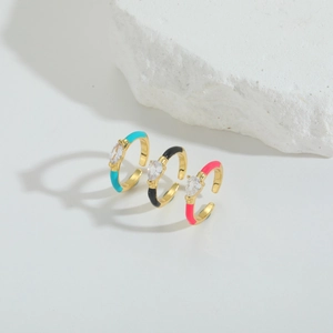 Set de tres anillos de esmalte de colores con circonitas en forma de gota de agua