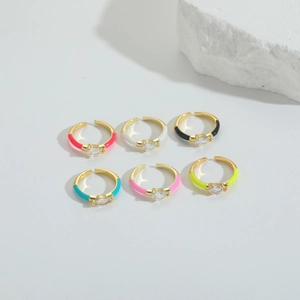 Set de seis anillos de esmalte de colores con circón de pera y bandas ajustables
