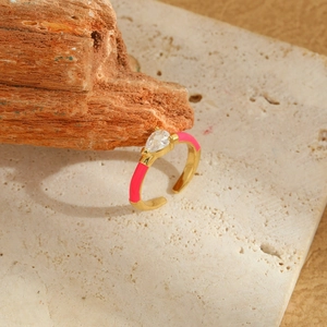 Detalle del anillo ajustable de esmalte rosa con una circonita blanca en forma de pera