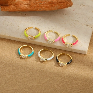 Set de 6 anillos ajustables dorados con circón de gota y esmalte de colores vivos