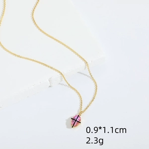 Collier en or minimaliste avec pendentif en zircon ovale rose présenté sur pierre