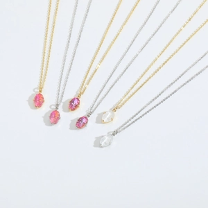Colliers géométriques en zircon marquise en plaqué or et argent sur fond blanc pur