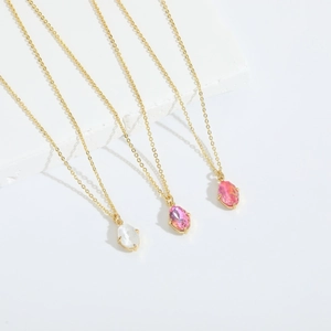 Colliers dorés élégants avec pendentifs en zircon ovale en blanc, rose et magenta