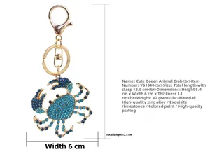 Détail du porte-clés crabe en strass bleus avec fermoir mousqueton en alliage doré