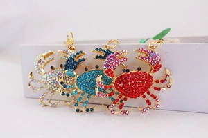 Vue détaillée de porte-clés crabe en strass colorés avec alliage doré brillant