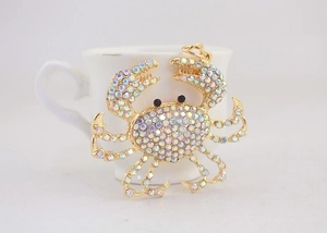 Détail macro d'un porte-clés crabe serti de cristaux aux strass irisés scintillants