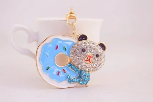 Detailansicht Bären-Anhänger mit blauem Donut und glitzernden bunten Strasssteinen