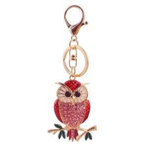 Süßer Eulen-Schlüsselanhänger mit roter Emaille und rosa Kristallen auf goldenem Ast