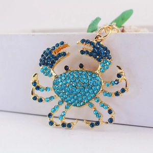 Porte-clés crabe orné de strass bleus brillants avec une base en métal doré de luxe