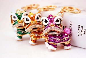 Vue détaillée de porte-clés de danse du lion chinois sertis de strass en trois couleurs
