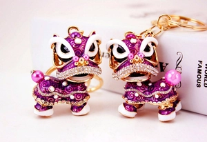 Vue détaillée du porte-clés lion de danse violet orné de strass blancs scintillants