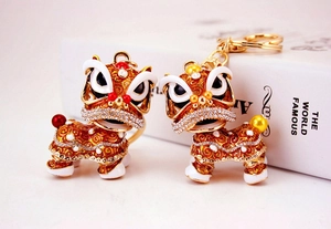 Détail d'un porte-clés danse du lion chinois avec strass et fermoir homard