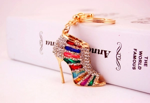 Detalle de llavero de tacón con diamantes de colores y gancho dorado pulido