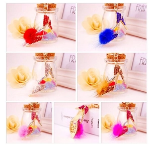 Détail de porte-clés escarpin avec strass colorés et pompons en fausse fourrure multi-couleurs