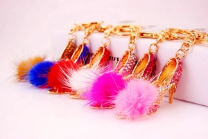 Détail de porte-clés escarpins avec pompons en fausse fourrure en plusieurs couleurs
