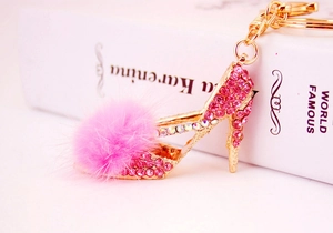 Porte-clés chaussure à talon rose avec pompon en fourrure et cristaux sur métal doré