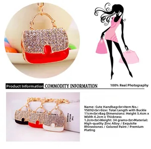 Détail montrant les dimensions et la texture macro des breloques de sac à strass