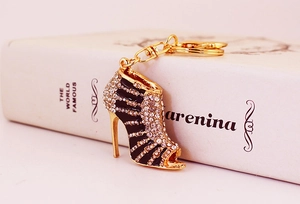 Detalle de llavero de zapato de tacón con cristales brillantes y esmalte negro