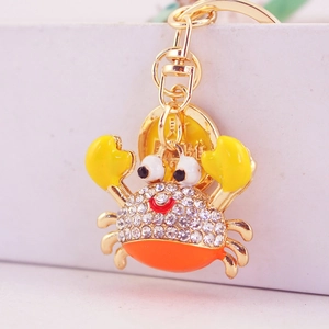 Porte-clés crabe mignon avec strass et émail orange sur anneau en métal doré élégant