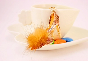 Détail du porte-clés escarpin avec pompon en fausse fourrure brune et strass