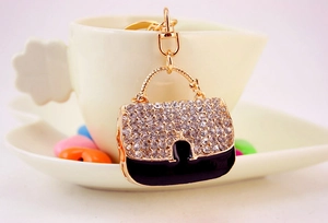 Détail du porte-clés sac à main en métal avec strass et finition émaillée noire