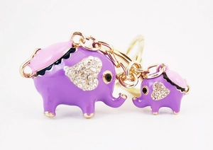 Détail du lot de porte-clés éléphants violets en alliage doré avec strass en forme de cœur