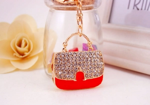 Vue macro du porte-clés sac à main en strass rouges avec placage or et cristaux brillants