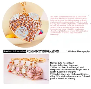 Détail montrant les dimensions du porte-clés rose en cristal en forme de cœur et strass