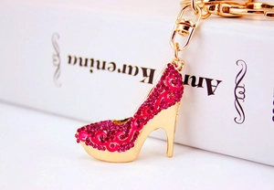 Vue latérale macro du porte-clés à talons hauts avec strass roses et émail rose
