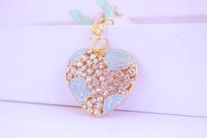 Détail du porte-clés cœur avec roses en émail bleu et strass en cristal brillant