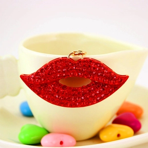 Porte-clés lèvres strass rouges étincelants sur tasse avec perles en cœur
