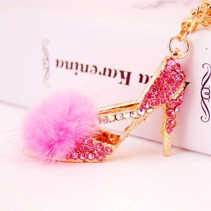 Porte-clés escarpin doré avec pompon en fourrure rose et strass en cristal brillants