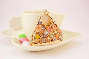 Détails d'un porte-clés sac à main plaqué or avec des strass colorés et étincelants