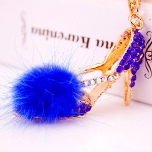 Porte-clés escarpin de luxe avec strass bleu foncé et pompon de fourrure dorée