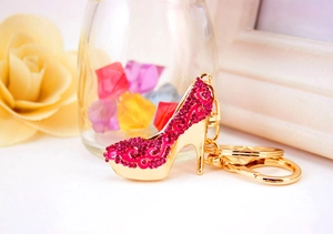 Détail du porte-clés escarpin rose à strass avec fermoir mousqueton doré brillant