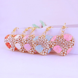 Porte-clés Créatif en Forme de Cœur avec Rose Alliage de Zinc Strass Accessoire de Sac pour Femmes Couple Cadeau de Saint-Valentin