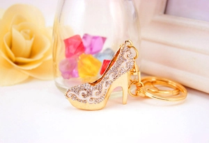 Détail d'un porte-clés escarpin créatif avec émail blanc et strass brillants